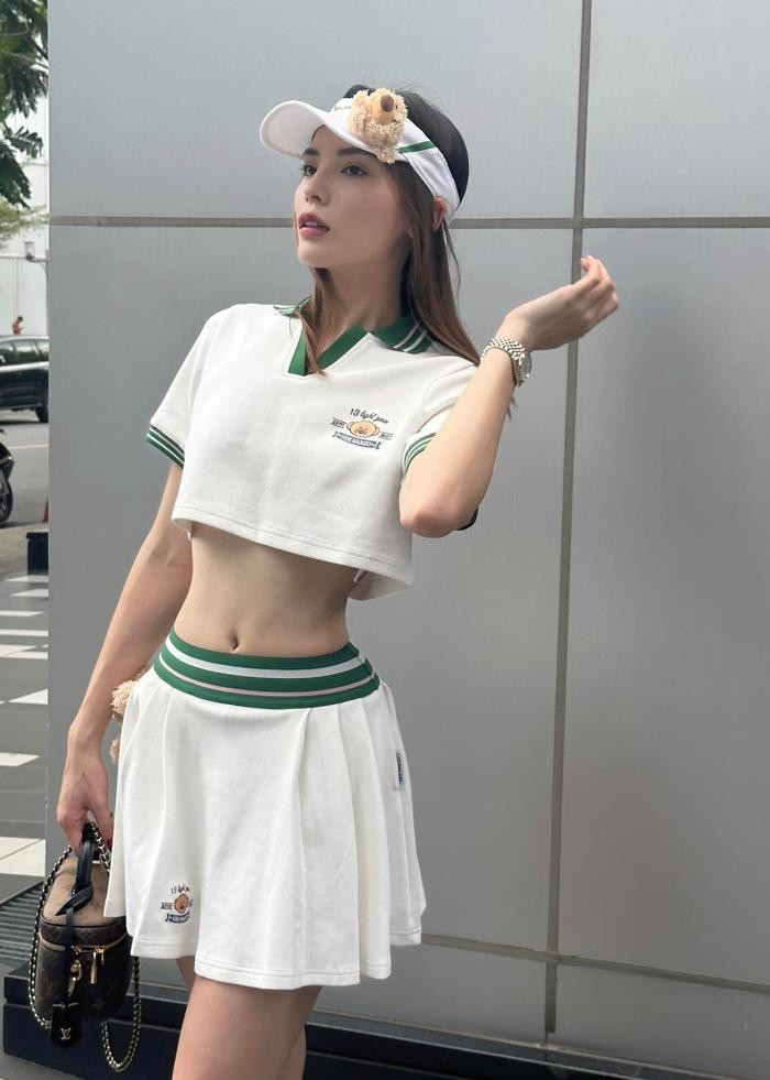 Tuy nhiên cho đến thời điểm hiện tại, vóc dáng của mỹ nhân này đã hoàn toàn thay đổi. Trong loạt ảnh mới, Hoa hậu Kỳ Duyên diện trang phục gợi cảm khoe trọn vòng 2 không chút mỡ thừa. Đây là kết quả của quá trình ăn uống, tập luyện nghiêm ngặt. Hình thể chuẩn, vòng bụng săn chắc khiến cô nàng luôn ưu ái chọn những thiết kế khoẻ khắn, khoe triệt để những lợi thế của mình.