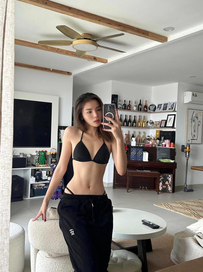 Cô chăm diện những thiết kế khoe dáng.