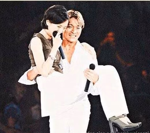 Về phía Lưu Đức Hoa, anh cũng thưởng thể hiện rõ quan điểm của mình về mối quan hệ với Mai Diễm Phương. Với anh, Mai Diễm Phương điểm nào cũng tốt, nhưng cô không phải là người trong lòng anh của mình.