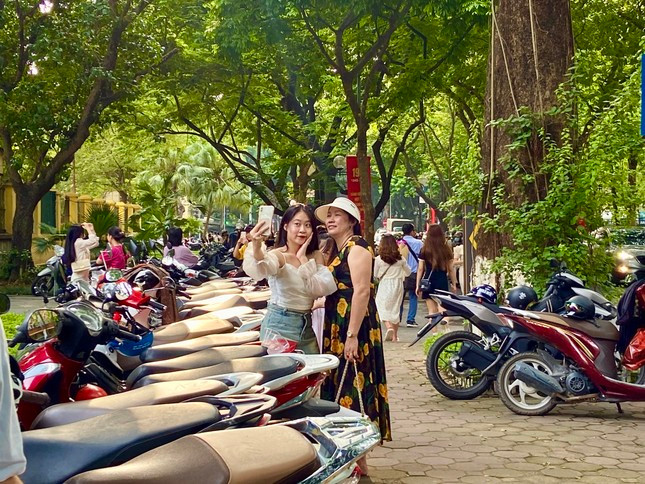 Ban tre chen chan chup anh don thu tren pho Ha Noi-Hinh-5