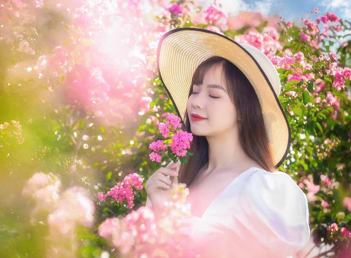 Đa phần các bạn gái lựa chọn trang phục áo dài hoặc váy trắng để chụp ảnh, tôn lên vẻ đẹp thanh xuân.