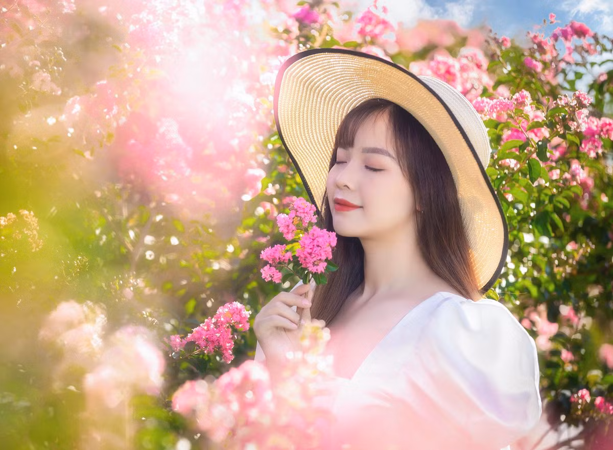 Đa phần các bạn gái lựa chọn trang phục áo dài hoặc váy trắng để chụp ảnh, tôn lên vẻ đẹp thanh xuân.