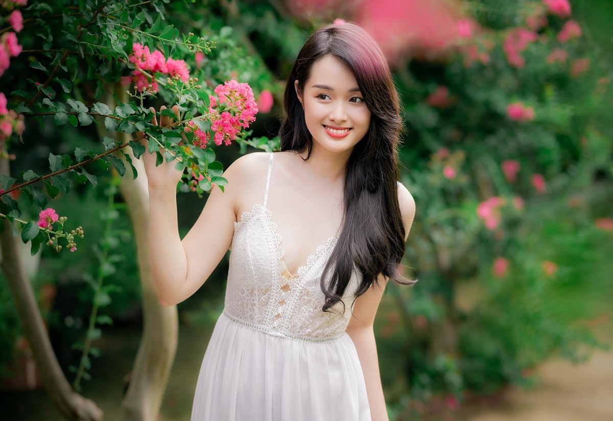 Nhiều bạn trẻ tự tin khoe sắc bên hoa tường vi nở rộ.