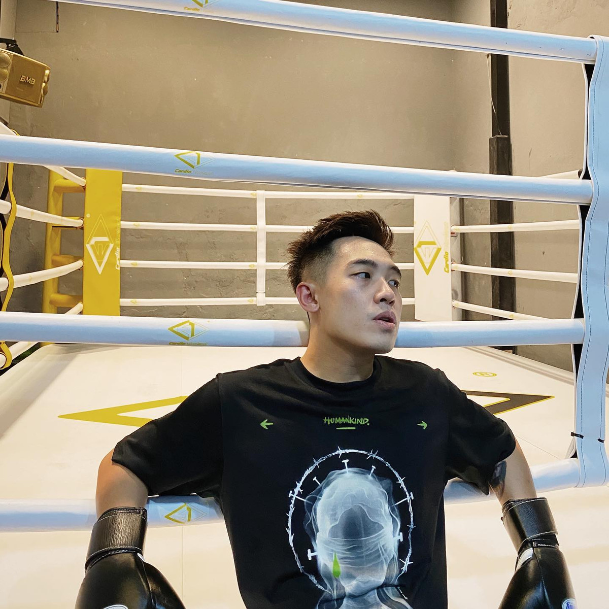 Vlogger doi dau chon o an, JVevermind vua quay lai thanh 