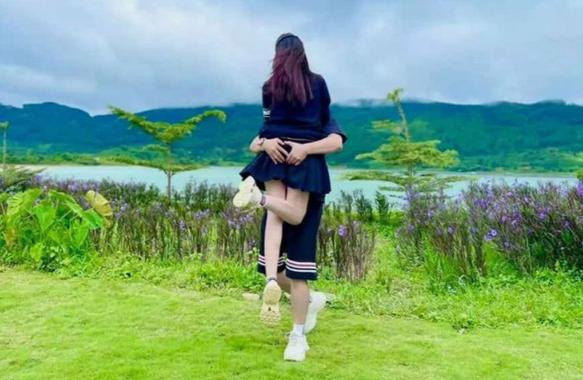 ng xã đại gia của Đoàn Di Băng cũng chẳng ngại ngần bế bổng vợ yêu trong loạt ảnh đời thường. Doanh nhân Nguyễn Quốc Vũ thậm chí còn đưa ra cảnh báo: "Đừng coi, anh mắc cỡ" để nói về tấm hình bàn tay ở vị trí tế nhị trên cơ thể bà xã. Không chỉ vậy, đại gia này còn tạo hình trái tim nổi bật..