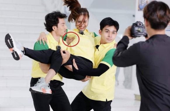 rước đó trong "Running Man", Jun Phạm cũng bị soi bàn tay đặt không đúng vị trí khi bế bổng Lan Ngọc.
