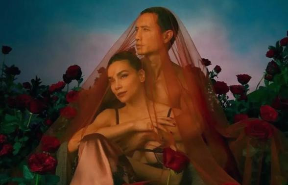 ũng là một cặp vợ chồng luôn khiến fan ghen tị vì những khoảnh khắc âu yếm, Kim Lý bị nhắc "bàn tay hư" trong bộ ảnh chụp cùng Hà Hồ.