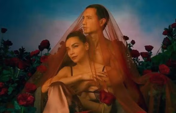 Cũng là một cặp vợ chồng luôn khiến fan ghen tị vì những khoảnh khắc âu yếm, Kim Lý bị nhắc "bàn tay hư" trong bộ ảnh chụp cùng Hà Hồ.