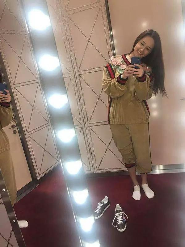 gười đẹp không ngại khoe khoảnh khắc diện cả set đồ trăm triệu mà "ống thấp ống cao".