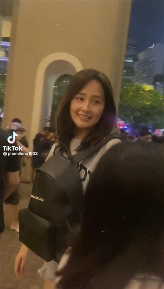 Ngay khi thấy có người nhận ra mình, người đẹp nhoẻn miệng cười và gật đầu đáp lại.