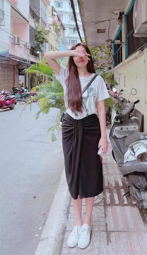 hó ai tin rằng outfit của Mai Phương Thúy có giá hơn cả 3 chiếc xe tay ga. Tuy nhiên, vì cách phối đồ cũng như chọn góc chụp, chân dài không toát lên sự sang trọng.