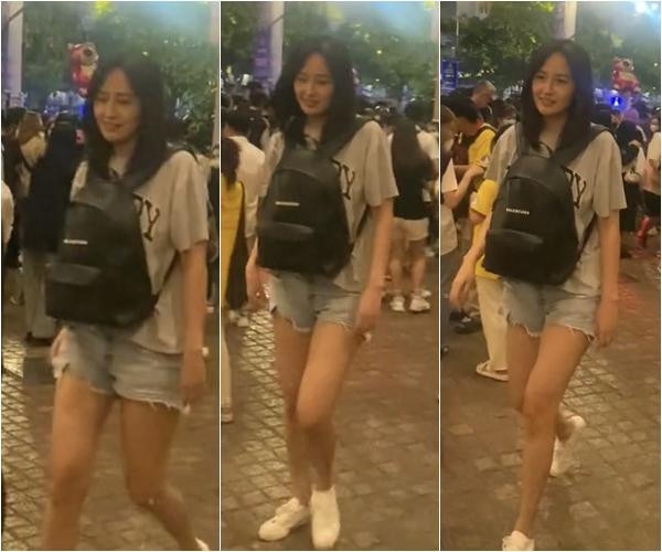 Mới đây, Mai Phương Thúy gây chú ý khi bị một khán giả bắt gặp khoảnh khắc đời thường. Khác hẳn hình ảnh lộng lẫy của một Hoa hậu khi đi dự sự kiện, Mai Phương Thúy chỉ lướt qua vài giây và ăn mặc khá xuề xòa vẫn đủ để chiếm trọn sự chú ý. Nhiều người khó nhận ra Mai Phương Thúy với tóc layer "hack tuổi", quần short jeans, áo thun và đeo balo đeo ngược về phía trước trông có phần xuề xòa.