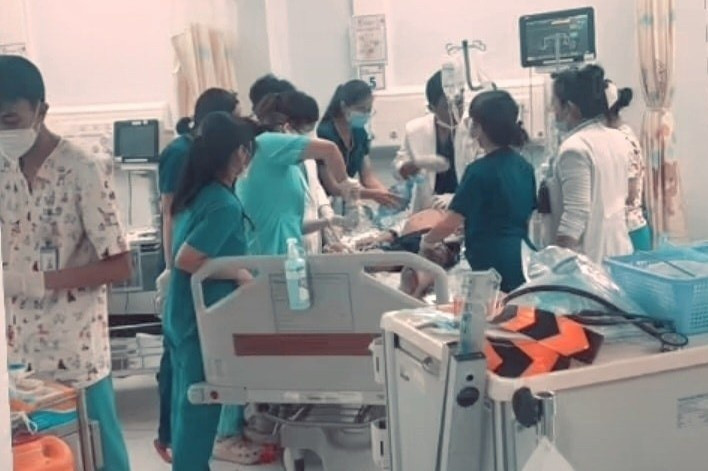 Cuu benh nhi bi vo gan do xe tai can ngang bung