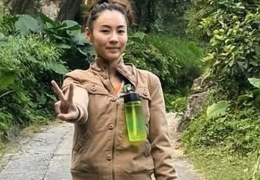 Được biết đến là ngôi sao hữu gương mặt căng mịn, tươi trẻ, nhưng khi chụp ảnh không có bộ lọc, Trương Bá Chi bỗng trở nên rất khác lạ, gương mặt lỗ rõ dấu hiệu tuổi tác. Nhìn những ảnh mới này của cô khiến cư dân mạng nhận xét tình trạng da hiện tại của nữ diễn viên "Sư tử Hà Đông" rất đáng lo ngại.