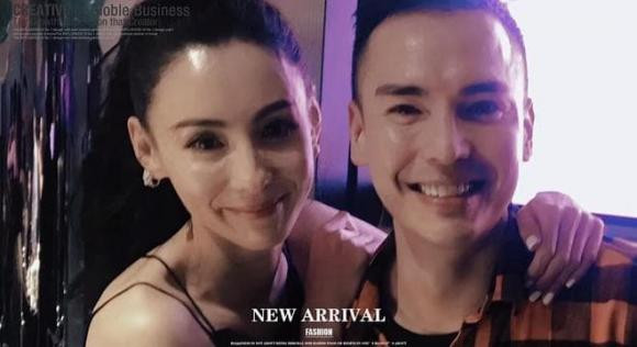 Ngày 24/5 là sinh nhật lần thứ 43 của Trương Bá Chi, em trai cô là Trương Hào Long đăng ảnh hai chị em để chúc mừng sinh nhật chị gái. Tuy nhiên, bức ảnh lại vô tình để lộ nhan sắc lão hóa của Trương Bá Chi khi chưa qua bộ lọc.