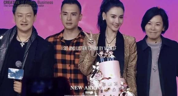 Trên thực tế, Trương Bá Chi là con lai của hai dòng máu Anh - Trung, bây giờ khi đã có tuổi, cô trông ngày càng giống người nước ngoài, lông mày và đôi mắt rất giống mẹ cô là bà Davies Shally. Trong bức ảnh chụp 3 anh em, Trương Bá Chi mặc áo lửng màu đen, ăn mặc gợi cảm, nữ tính, làn da trắng nõn nà tỏa sáng. Tuy nhiên, nhiều người nhận xét khuôn mặt cô có vẻ hơi cứng đờ.