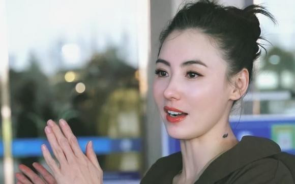  Trương Bá Chi sinh năm 1980, được mệnh danh là "ngọc nữ màn ảnh Hồng Kông". Ở tuổi ngoài 40, cô vẫn gây ấn tượng với nhan sắc trẻ trung, rạng rỡ và thân hình cân đối, gợi cảm khi chia sẻ các bức ảnh trên trang cá nhân.