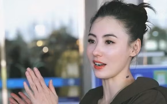  Trương Bá Chi sinh năm 1980, được mệnh danh là "ngọc nữ màn ảnh Hồng Kông". Ở tuổi ngoài 40, cô vẫn gây ấn tượng với nhan sắc trẻ trung, rạng rỡ và thân hình cân đối, gợi cảm khi chia sẻ các bức ảnh trên trang cá nhân.