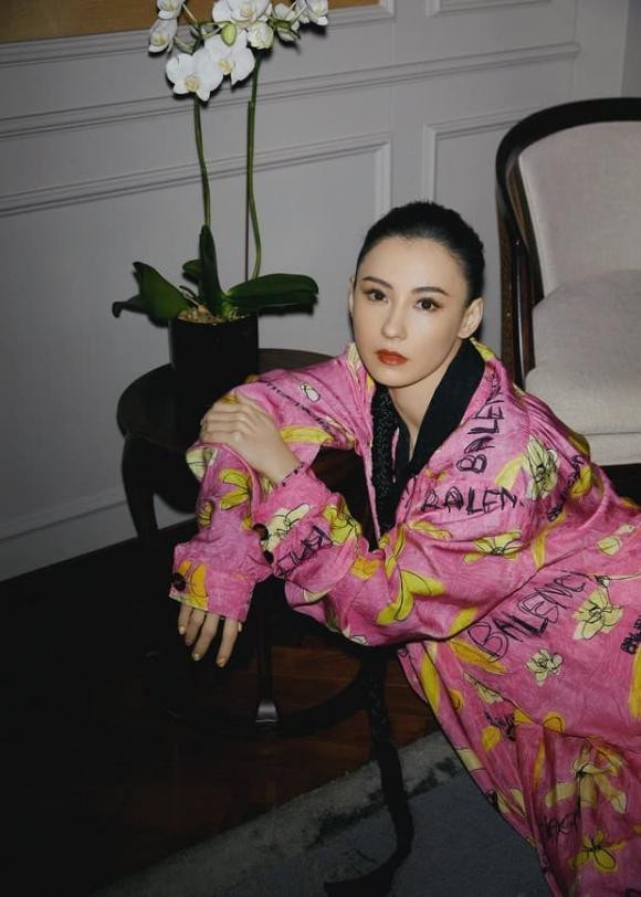 Trước đó Trương Bá Chi cũng nhiều lần lộ nhan sắc thực kém hoàn hảo khi chưa qua photoshop kỹ càng.