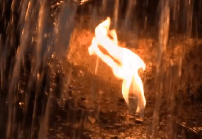 Thac nuoc ky dieu nhat the gioi co ngon lua ngan nam tuoi duoi day-Hinh-4