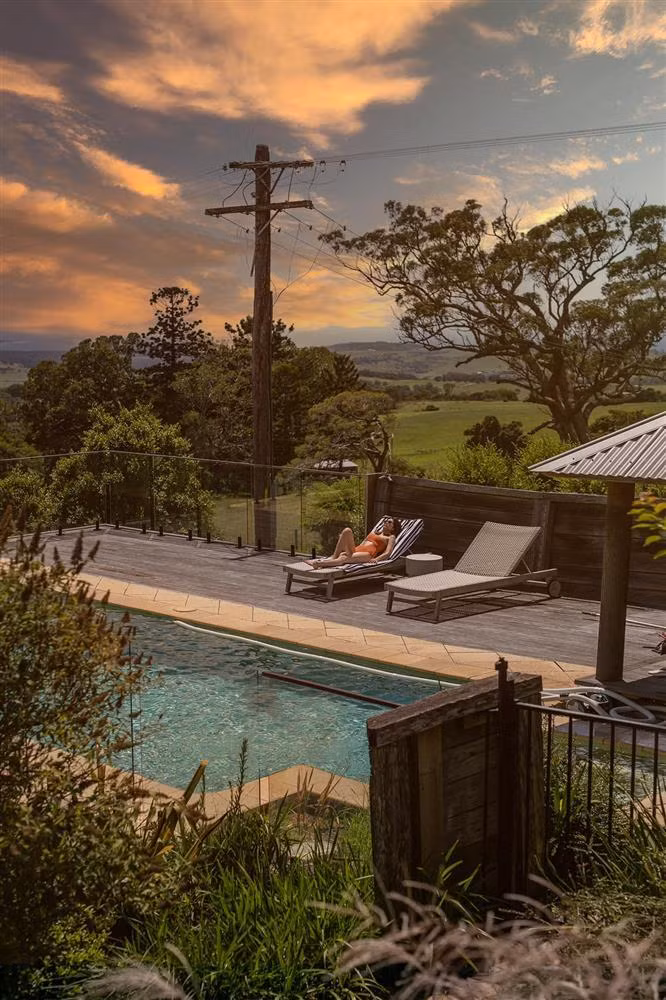 Dù không khoe ảnh cận hay chọn bikini nhỏ như phần lớn các người đẹp khác, vợ doanh nhân Louis Nguyễn vẫn phô diễn được body không chút mỡ thừa, vòng 2 thon gọn dù đã có 3 con và đặc biệt là đôi chân thon dài miên man.