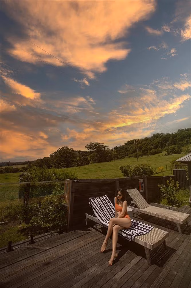 Mới đây, Tăng Thanh Hà vừa gây bão mạng xã hội với loạt ảnh chill trong trang phục bikini. Khác với nhiều người đẹp liên tục "dội bom" ảnh trong trang phục đồ tắm khi có cơ hội, số lần bà xã Louis Nguyễn đăng ảnh gợi cảm chỉ đếm trên đầu ngón tay kể từ khi nổi tiếng. Cụ thể, Hà Tăng đang có chuyến đi Úc cùng gia đình. Mẹ 3 con tận hưởng một ngày đẹp trời tại bể bơi trong bộ đồ tắm màu cam nổi bần bật.