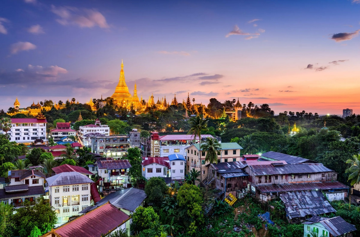Yangon, Myanmar: Yangon là thành phố sôi động nhất ở Myanmar, nổi bật với các công trình kiến trúc thuộc địa của Anh và nhiều địa điểm Phật giáo linh thiêng. Ngôi chùa Phật giáo cổ kính và nổi tiếng nhất là chùa Shwedagon thu hút hàng nghìn khách hành hương mỗi năm. Ngoài nét quyến rũ về lịch sử, thành phố còn có các bảo tàng, phòng trưng bày nghệ thuật, chợ đường phố, nhà hàng phục vụ các món ăn bản địa cũng như ẩm thực Trung Hoa, Ấn Độ và Thái Lan. Ảnh: Sean Pavone/Alamy Stock photo.