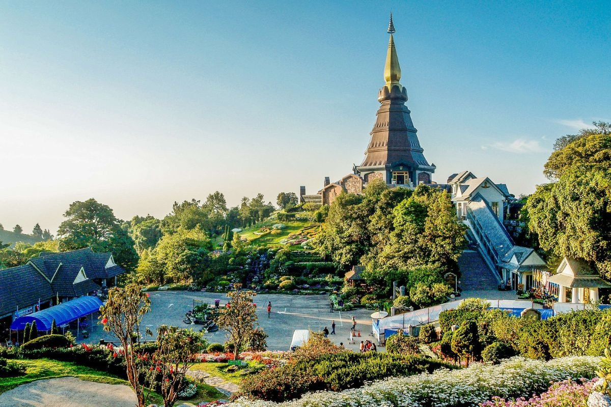 Chiang Mai, Thái Lan: Chiang Mai nằm ở phía bắc Thái Lan, nổi tiếng với những ngôi đền nổi tiếng, khung cảnh yên bình và ẩm thực phong phú. Thành phố miền núi này là nơi tốt nhất để tham quan, tìm hiểu về các địa điểm thờ cúng cổ xưa của xứ sở chùa Vàng. Chiang Mai cũng có nhiều điểm tham quan tự nhiên tuyệt đẹp. Đáng chú ý là khu bảo tồn voi rừng Elephant Jungle Sanctuary và thác nước Parque Nacional Doi Suthep-Pui. Ảnh: Ampols/iStock.