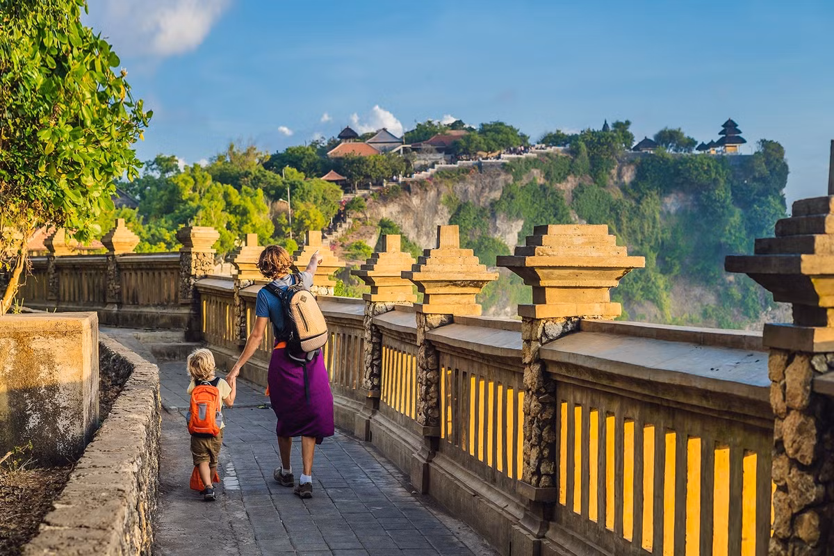 Bali, Indonesia: Với những ngọn núi lửa cao chót vót, bờ biển đầy cát, tán cây xanh thẳm và làn nước màu ngọc lam, Bali được mô tả là thiên đường nhiệt đới. Hòn đảo của Indonesia cũng được biết đến có nền văn hóa độc đáo với nhiều ngôi đền cổ như đền Uluwatu, đền Tirta Empul, đền Tanah Lot. Ảnh: Galitskaya/iStock.