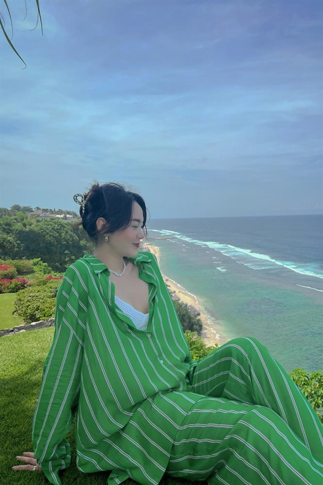 a sĩ Minh Hằng chia sẻ bí quyết giúp cô luôn tươi trẻ và tràn đầy sức sống khi mang thai một phần nhờ vào việc chăm chỉ vận động. Nữ ca sĩ tiết lộ việc luyện tập thể dục thể thao với cường độ vừa phải giúp bản thân duy trì sắc vóc và tinh thần tích cực, thư giãn, thoải mái.