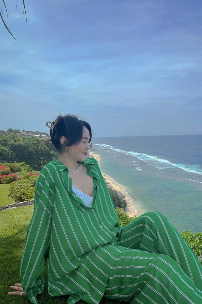 Ca sĩ Minh Hằng chia sẻ bí quyết giúp cô luôn tươi trẻ và tràn đầy sức sống khi mang thai một phần nhờ vào việc chăm chỉ vận động. Nữ ca sĩ tiết lộ việc luyện tập thể dục thể thao với cường độ vừa phải giúp bản thân duy trì sắc vóc và tinh thần tích cực, thư giãn, thoải mái.