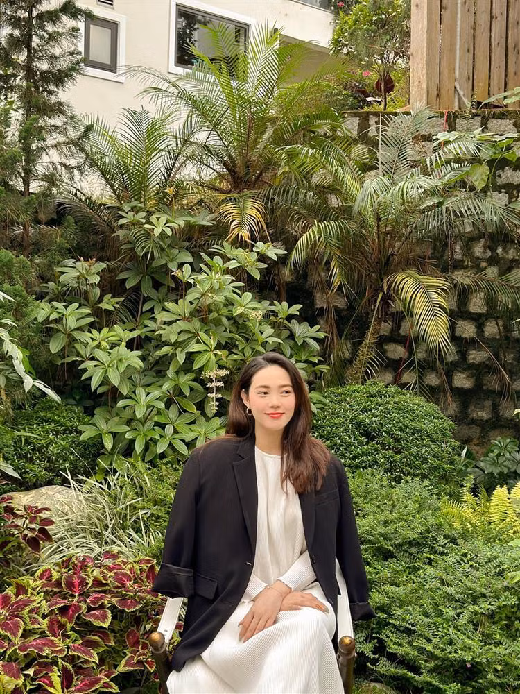 Minh Hằng "lên đồ" đi biển, thần thái mẹ bầu được fan chấm xứng đáng điểm 10.