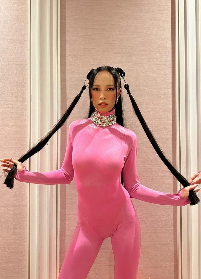 ũ Ngọc Anh trong bộ váy ngắn được cắt xẻ ở phần ngực, eo và lưng, khoe 3 vòng nóng bỏng.