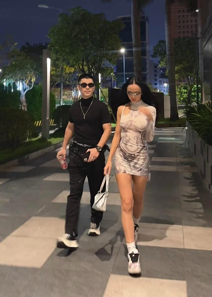 rong cuộc trò chuyện mới đây cùng MC Nguyên Khang, Cường Seven tiết lộ lần đầu gặp bạn gái, anh cảm nhận đối phương có phần "ăn chơi". Khi bắt đầu mối quan hệ, nam ca sĩ sợ cả hai khó bền chặt, nhưng về sau, anh thấy giữa mình và bạn gái có sự đồng điệu về cảm xúc.