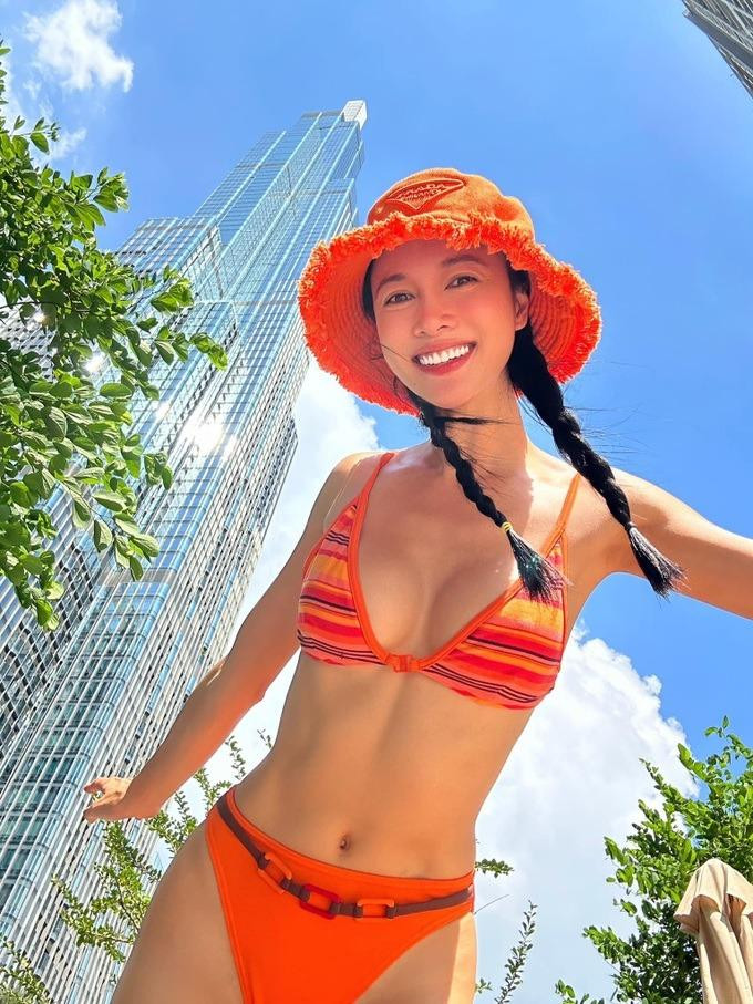 rở thành bạn gái Cường Seven, Vũ Ngọc Anh càng được chú ý khi sở hữu phong cách thời trang gợi cảm nhất nhì làng giải trí Việt. Cô thường xuyên diện những trang phục "hở bạo", khoe hình thể nóng bỏng.