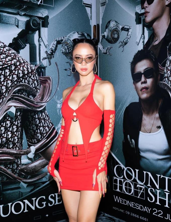 hi tham gia sự kiện, Vũ Ngọc Anh luôn xuất hiện nổi bật với những bộ cánh "gợi cảm hết nấc". Nữ diễn viên từng được Vũ Khắc Tiệp nhận xét là "mỹ nhân có vóc dáng đẹp nhất showbiz Việt". Trong chương trình "Những Mảng Màu Cuộc Sống", Vũ Ngọc Anh từng chia sẻ: "Phong cách sexy tôi theo đuổi thực sự là con người của tôi. Tôi tự hào vì mình sexy, không phải ai cũng có thể sexy được. Những bộ hình tôi chụp đúng với cá tính nổi loạn của tôi nhưng không tục tĩu".