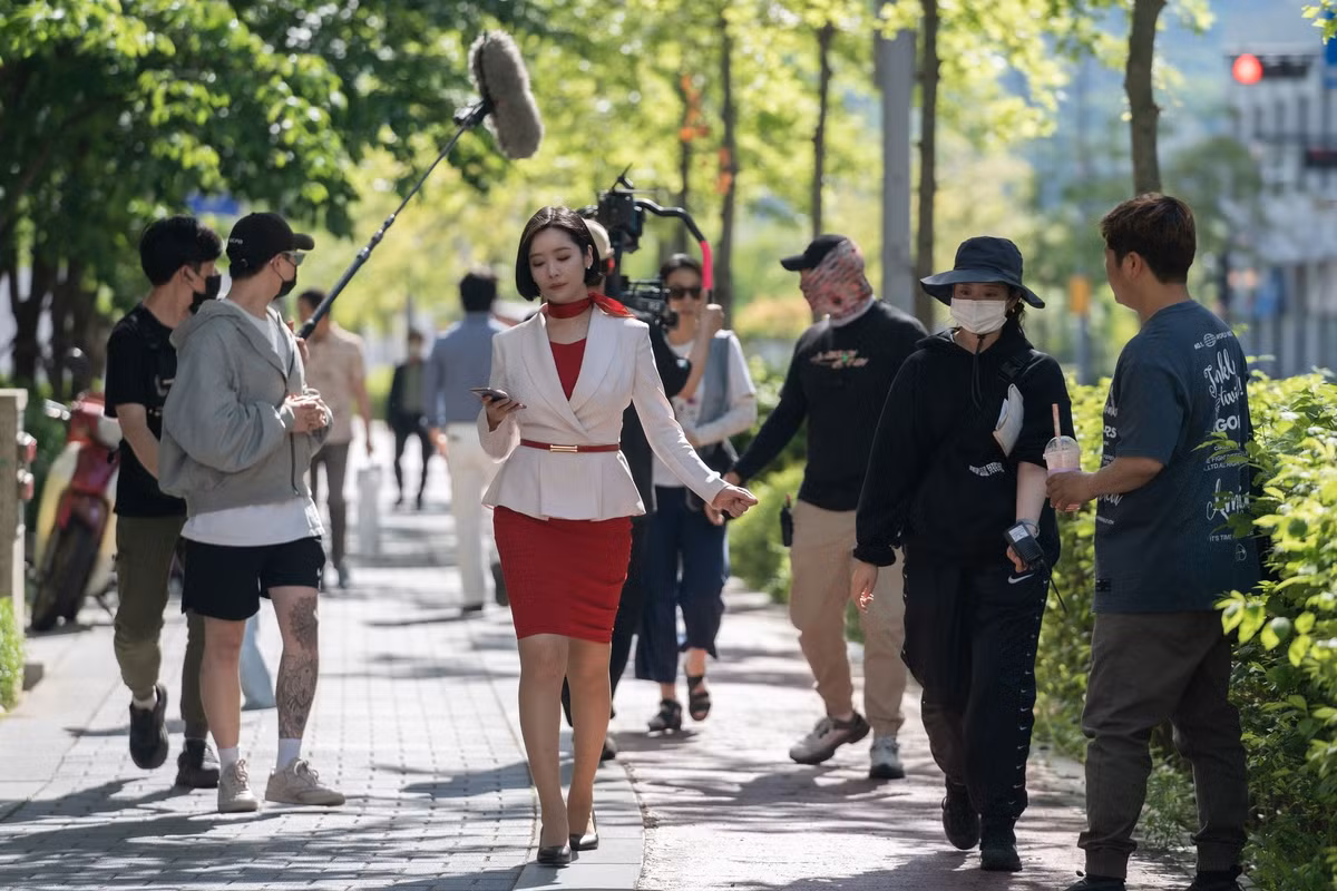 Hậu trường phim Song Hye Kyo vào vai máu lạnh đang gây sốt - Hình 9 Hau truong phim Song Hye Kyo vao vai mau lanh dang gay sot-Hinh-9