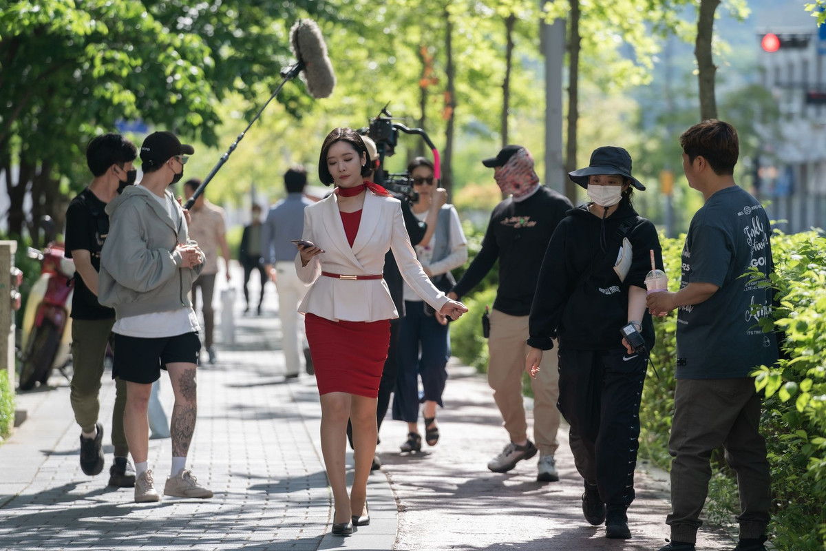 Hậu trường phim Song Hye Kyo vào vai máu lạnh đang gây sốt - Hình 9 Hau truong phim Song Hye Kyo vao vai mau lanh dang gay sot-Hinh-9