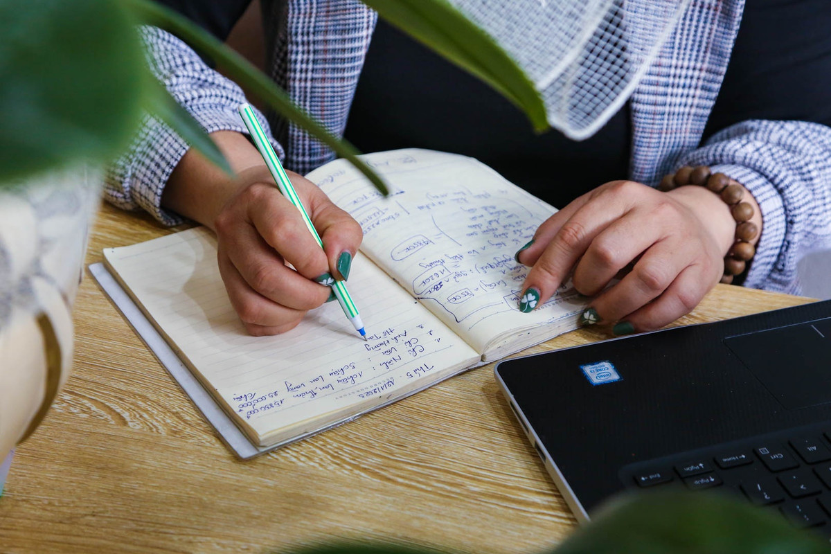 “Đến ngày 24 tháng Chạp, cửa hàng đã chính thức hết hàng, khách có hỏi mua nhưng không còn hàng để bán. Tôi cũng cho nhân viên, thợ cắm hoa về quê”, chị Hằng cho biết thêm.