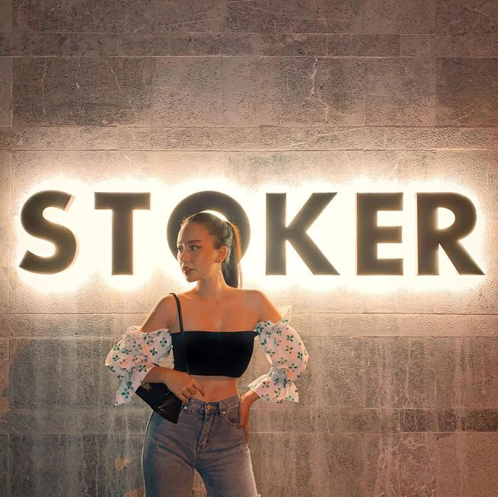 Mỗi bận gặp gỡ bạn bè, xuống phố ăn uống, sao nữ yêu thích phối cho mình outfits năng động nhưng không kém phần điệu đà.