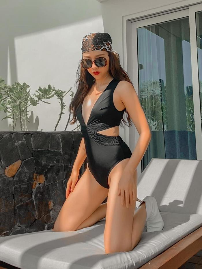 Với thiết kế ôm sát cùng chi tiết cắt xẻ, mẫu trang phục bơi giúp cô nàng khoe trọn đường cong nóng bỏng và đôi "tuyết lê" căng tràn.