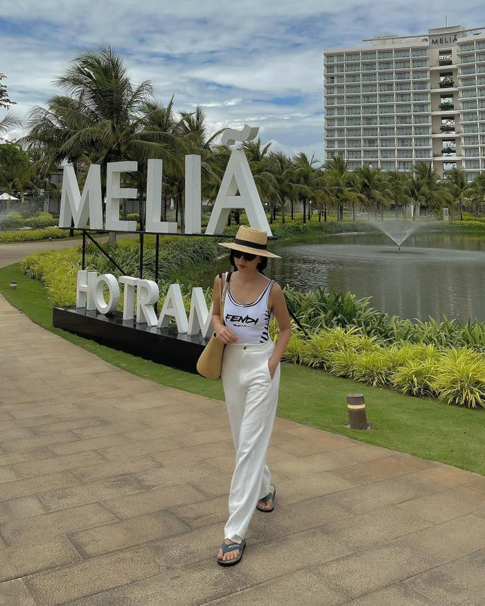 Áo thun ba lỗ ôm sát phối cùng quần phom rộng cũng là item mà Băng Di thường diện mỗi dịp vi vu. Combo trang phục này giúp nữ diễn viên phô trọn đường cong cơ thể cũng như làn da sáng khỏe.