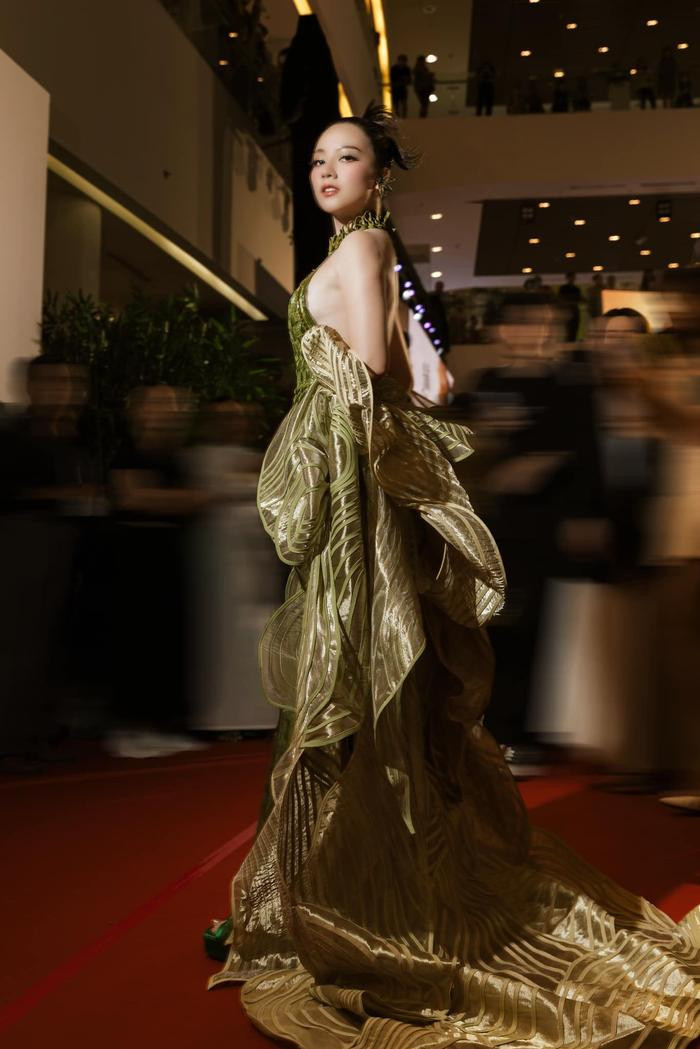 Bên cạnh nhan sắc nổi bật, phong cách thời trang cắt xẻ, táo bạo ngoài đời của Băng Di cũng nhận được sự chú ý đặc biệt từ khán giả. Trên trang cá nhân, Băng Di không ít lần khiến netizen trầm trồ khi chia sẻ những khoảnh khắc thả dáng quyến rũ, khoe trọn vóc dáng chuẩn chỉnh, săn chắc. Xuất hiện tại buổi ra mắt phim tại thành phố Hồ Chí Minh, Băng Di thu hút ánh nhìn với visual đầy cuốn hút trong "bộ cánh" thuộc BST Mộng An Yên của nhà thiết kế Ayana Nguyễn. Tấm lưng trần nõn nà cùng khung xương quai xanh thon gọn của nữ diễn viên khiến người hâm mộ không khỏi xuýt xoa, mê mẩn.