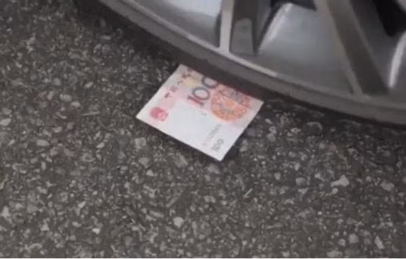 Gap 5 thu nay tren duong dung nhat, keo phien to