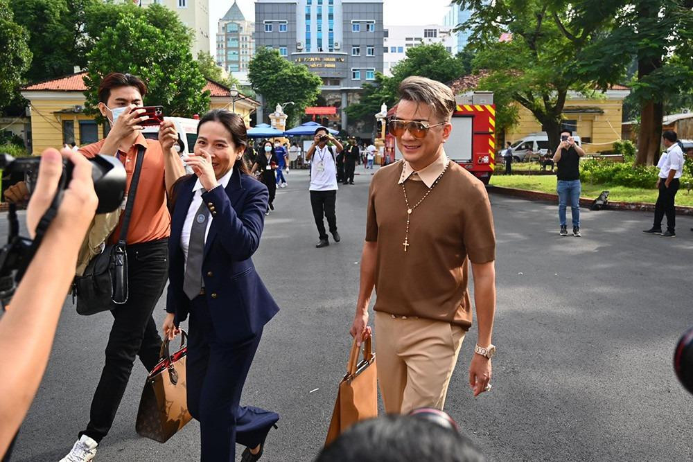 ầu tháng 9, ca sĩ Vy Oanh, Đàm Vĩnh Hưng gửi đơn tới TAND TP.HCM, cho rằng đã bị bà Nguyễn Phương Hằng có những hành động, lời nói tác động trực tiếp, gây thiệt hại về thể chất, tinh thần - đáp ứng đủ điều kiện để được xác định là "bị hại" thay vì "người liên quan" trong phiên xét xử, theo quy định ở khoản 1 Điều 62 Bộ luật Tố tụng Hình sự.