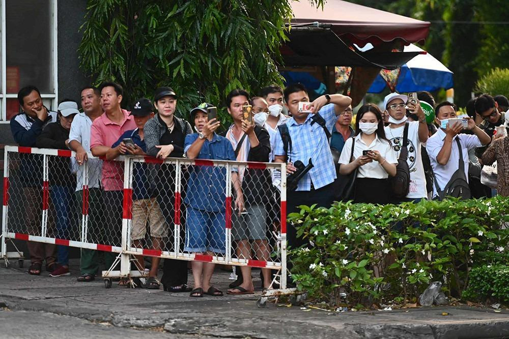 heo ghi nhận của VietNamNet, từ hơn 6h sáng, hàng trăm người dân tập trung trước cổng TAND TP.HCM theo dõi phiên tòa xét xử, đa số dùng điện thoại chụp ảnh, quay phim đăng lên mạng xã hội. Để đảm bảo an ninh bên ngoài, hàng chục các cán bộ công an thuộc nhiều lực lượng đã được huy động, trang bị hàng rào sắt, thiết bị chuyên dụng.