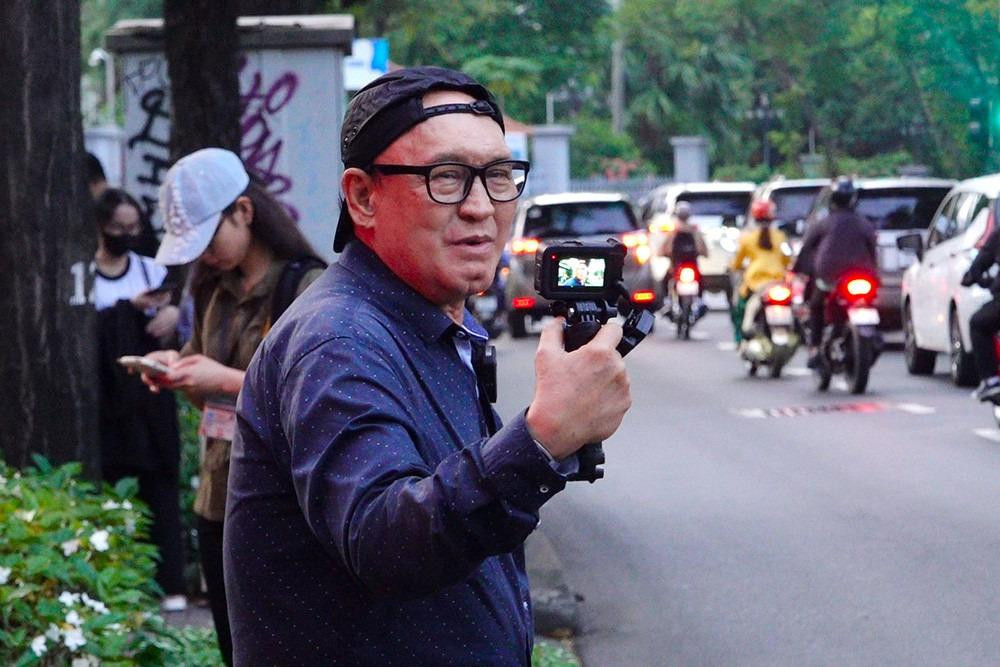 gày 21/9, TAND TP.HCM mở phiên xét xử sơ thẩm đối với bà Phương Hằng. Nghệ sĩ hài Duy Phương có mặt từ sớm, mang theo thiết bị chuyên dụng để quay hình. Chồng cũ Lê Giang sở hữu kênh YouTube riêng với trung bình 80 nghìn lượt xem mỗi video, từ đó giúp ông kiếm được tiền hàng tháng. Ông từng chia sẻ, ở tuổi 70, cuộc sống mình nhẹ hơn vì hết nợ, có thu nhập nhờ bán bánh bèo, diễn đám cưới.