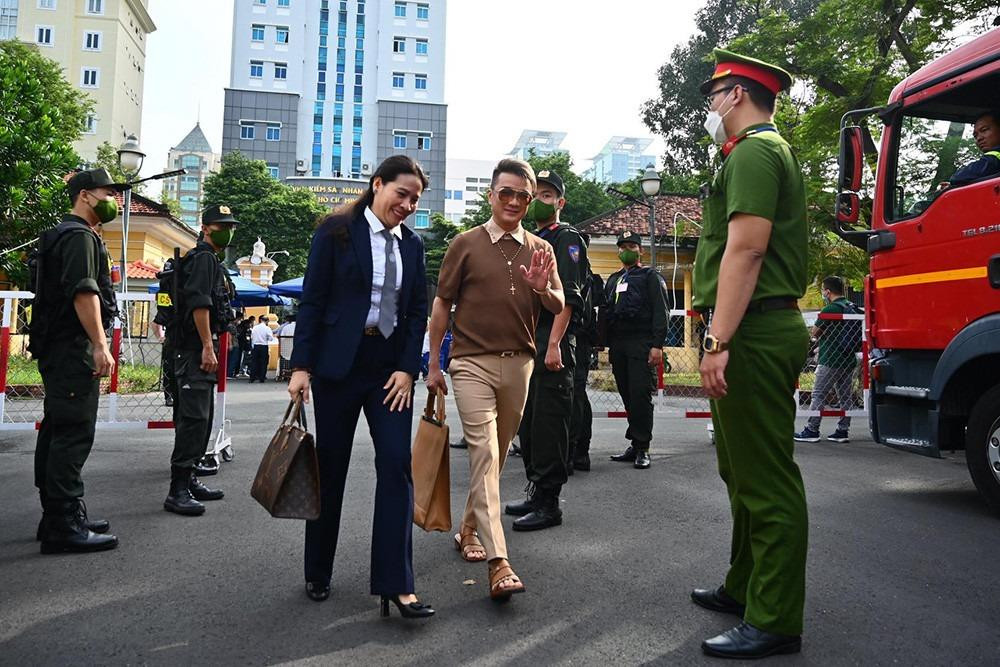 áo trạng xác định, trong 14 buổi livestream từ tháng 8/2021 đến tháng 2/2022, bà Phương Hằng đã có nhiều lần chửi bới, xúc phạm ca sĩ Đàm Vĩnh Hưng. Ngày 1/9/2021, Đàm Vĩnh Hưng viết đơn gửi Cơ quan CSĐT Công an TP.HCM tố cáo bà Phương Hằng về hành vi làm nhục người khác và vu khống. Ngày 28/9/2021, Cơ quan CSĐT Công an TP.HCM chuyển đơn của ông Hưng đến Cơ quan CSĐT Công an tỉnh Bình Dương để giải quyết theo thẩm quyền.