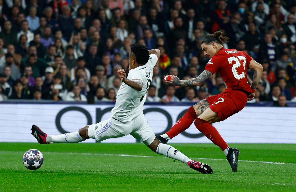 Darwin Nunez (Liverpool - 36,53 km/h): Nunez là mẫu tiền đạo đa năng. Anh có thể thi đấu ở cả vị trí trung phong lẫn chạy cánh trái. CĐV thường xuyên được chứng kiến ngôi sao người Uruguay tận dụng tốc độ để qua mặt hậu vệ biên trước khi thực hiện những đường căng ngang có độ chuẩn xác cao.