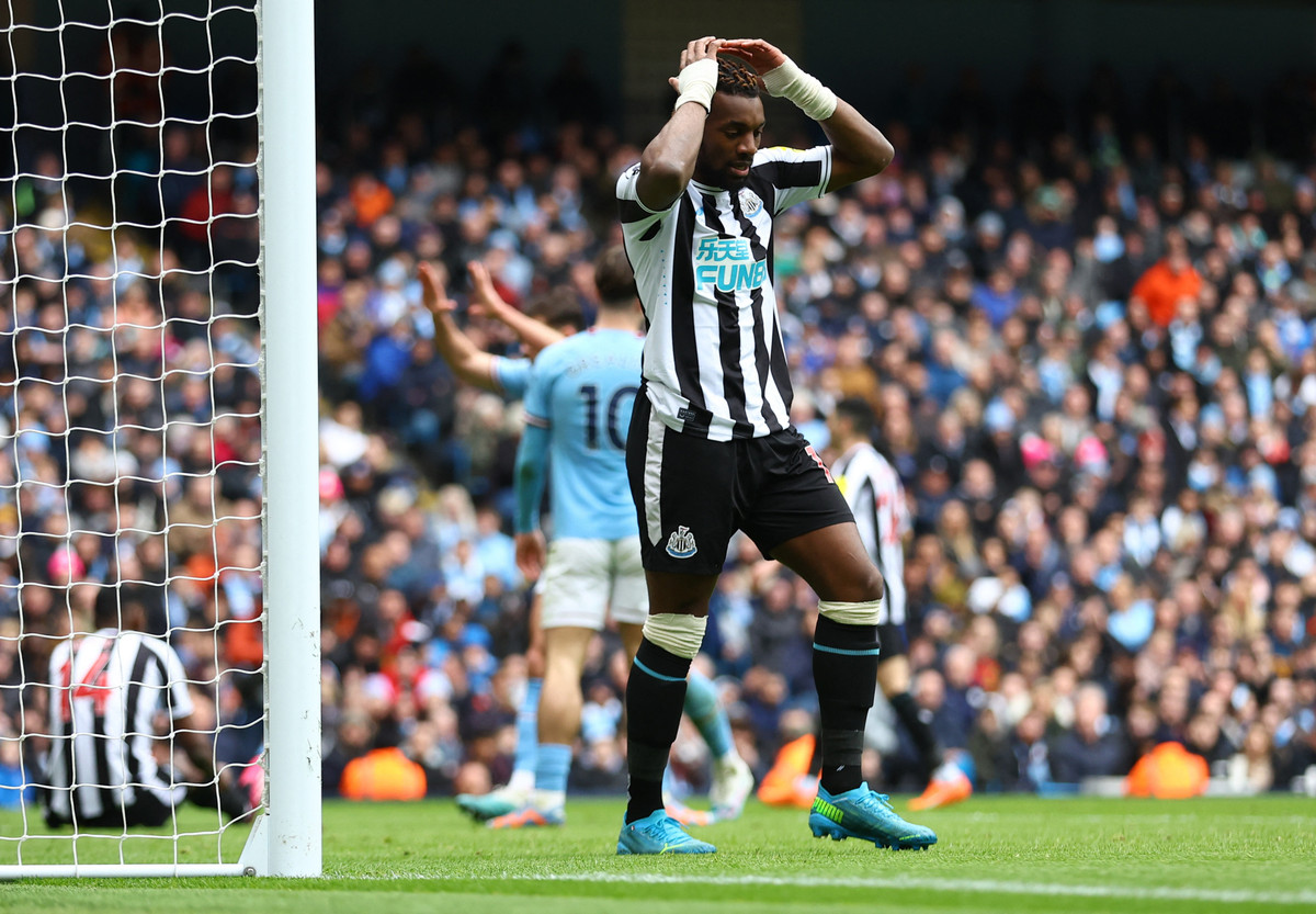 Allan Saint-Maximin (Newcastle - 35,73 km/h): Saint-Maximin là tiền đạo cánh sở hữu tốc độ và kỹ thuật hàng đầu tại Premier League. Màn trình diễn ấn tượng nhất của cầu thủ người Pháp mùa này là cú đúp kiến tạo trong trận hòa 3-3 của Newcastle trước ĐKVĐ Man City hồi tháng 8/2022.